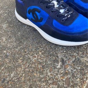 CHANEL Lace Up Tie Flat Runner
Trainers 'CC Logo Blue Suede'